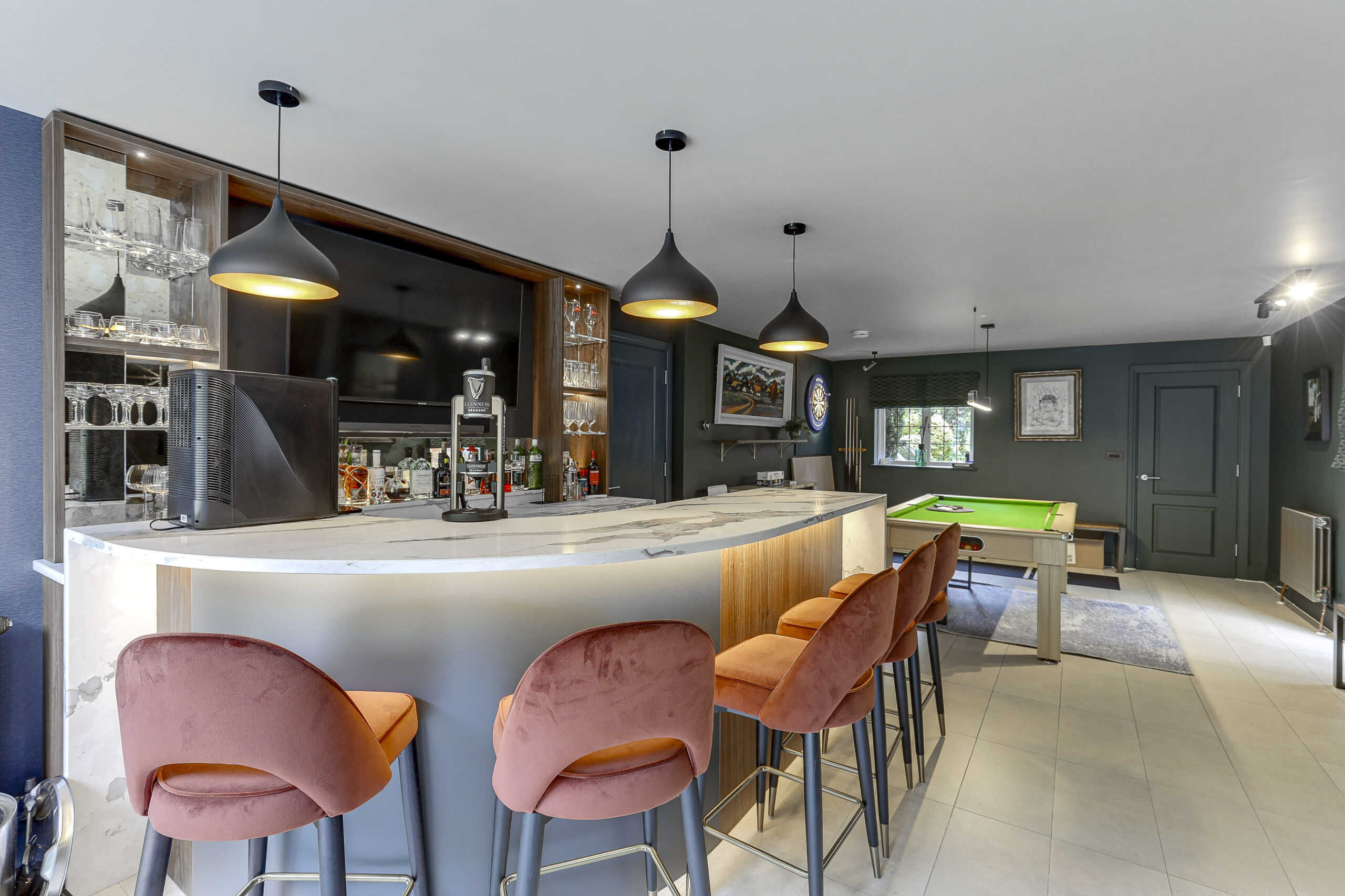 Horizon Calacatta Bronzite quartz bar overhang in a Harpenden home sports bar